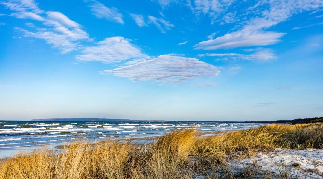 Romantyczna plaża na jesienny wyjazd