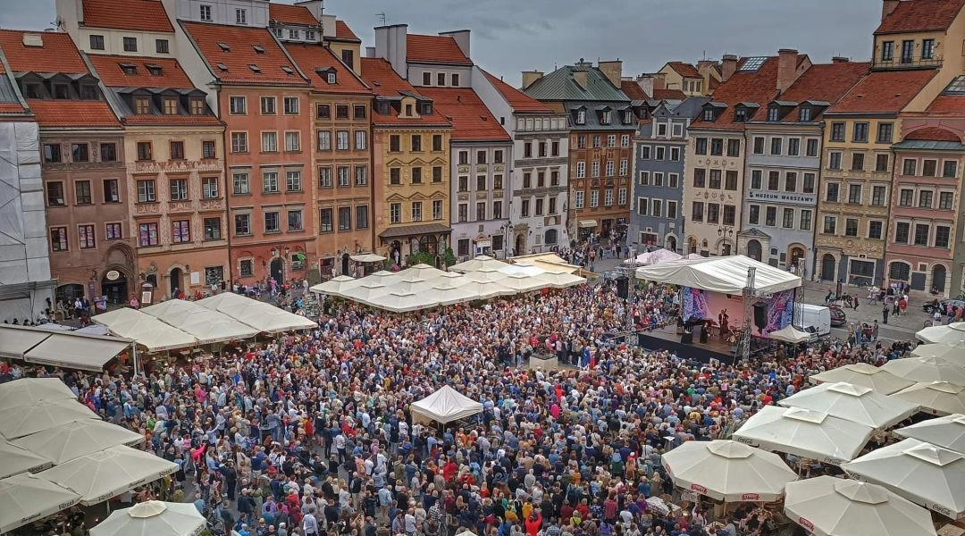 Tłum podczas plenerowego koncertu Jazz na Starówce na Rynku Starego Miasta w Warszawie