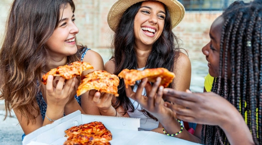 Neapol pizza jedzona na ulicy przez turystów w historycznej części miasta
