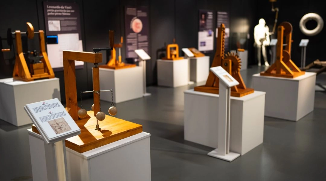 Interaktywne modele maszyn Leonarda da Vinci na wystawie w Hangarze Czyżyny
