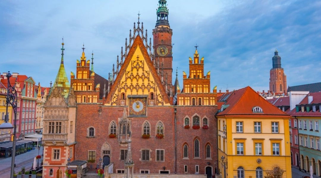 Gotycki Stary Ratusz z ozdobną fasadą i zegarem astronomicznym na Rynku we Wrocławiu.