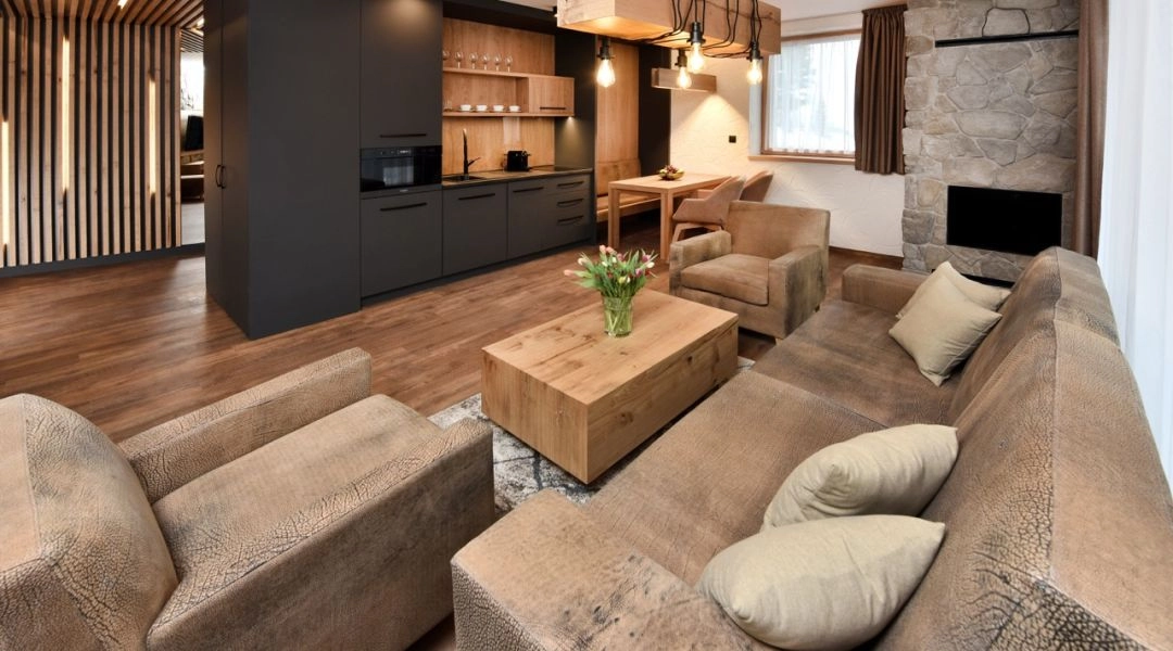 Nowoczesny apartament w Tatrach z salonem, aneksem kuchennym i kamiennym kominkiem