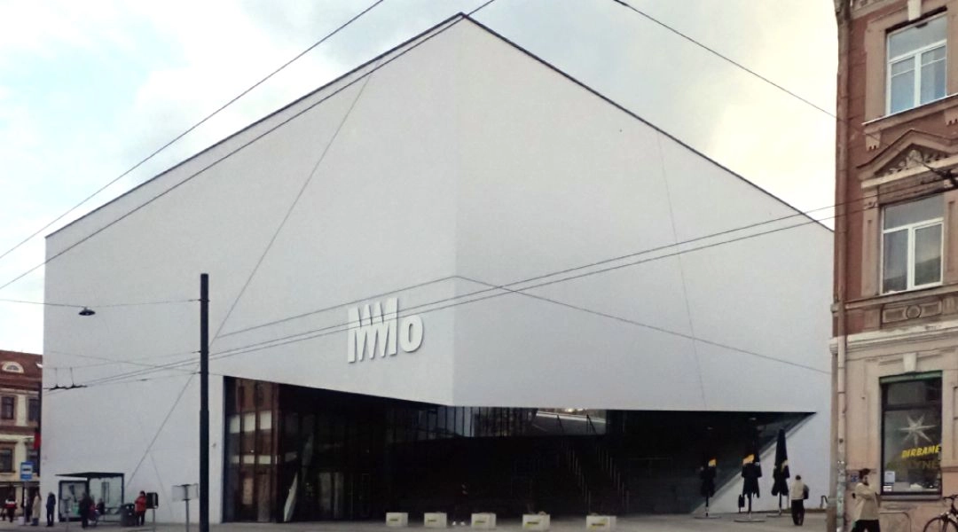 Budynek Muzeum Sztuki Współczesnej w Wilnie projektu Daniela Libeskinda, nowoczesna architektura w centrum miasta.