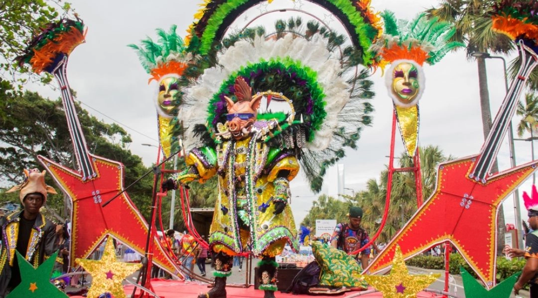 Karnawał w La Vega na Dominikanie, postać Diablos Cojuelos podczas ulicznej parady.