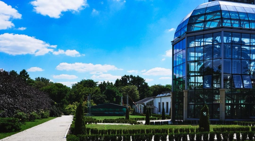 Ogród Botaniczny Uniwersytetu Jagiellońskiego w Krakowie, alejki i szklarnie w jednym z najstarszych ogrodów botanicznych w Polsce.