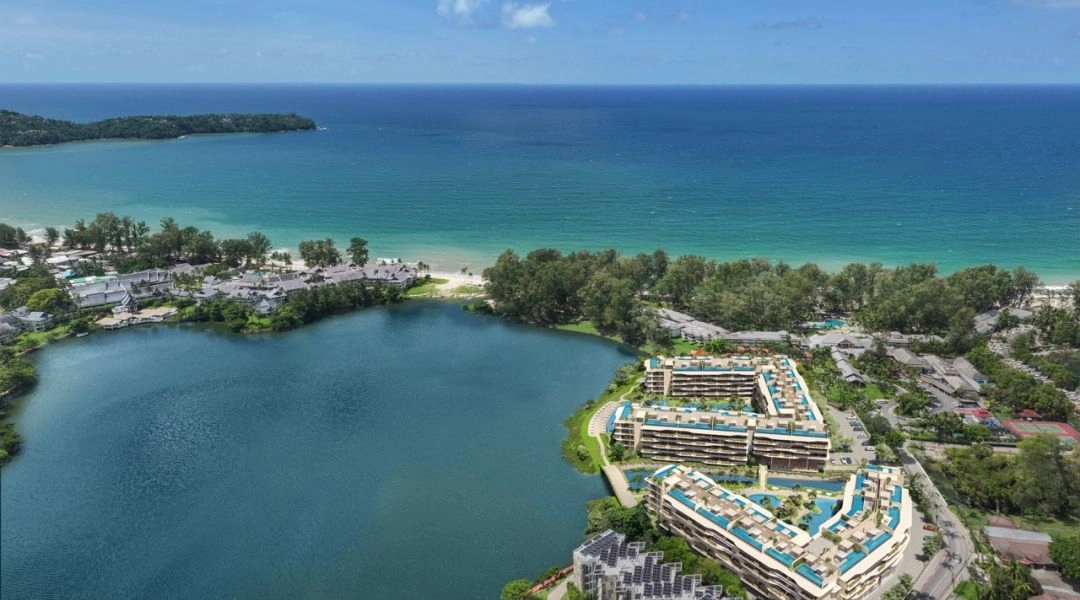 Widok z lotu ptaka na kompleks Laguna Phuket położony między laguną, zielenią i szeroką plażą nad Morzem Andamańskim.