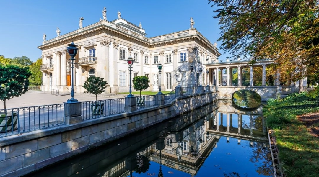 Pałac na Wyspie w Łazienkach Królewskich odbijający się w wodzie