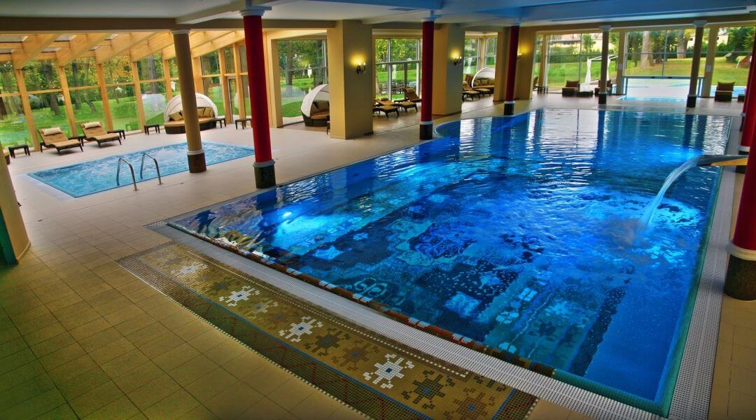 Strefa basenowa w Pałacu Żelechów Spa & Wellness z hydromasażami i eleganckim wystrojem.