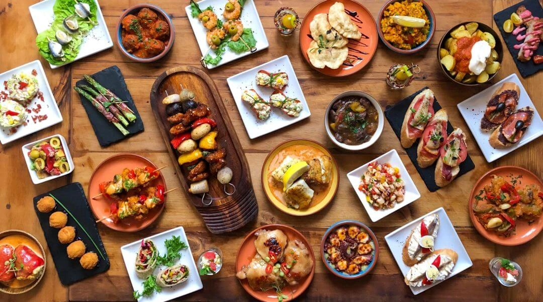 różnorodne tapas na małych talerzach w restauracji Sol y Sombra w Warszawie