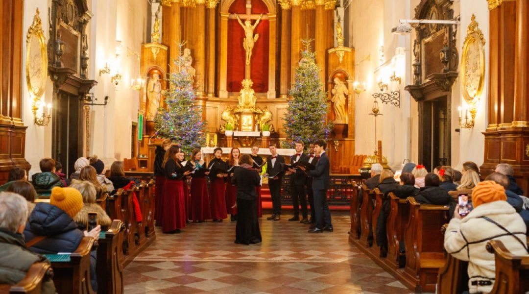 Dziecko przygotowuje dekoracje wielkanocne podczas warsztatów w Warszawie.