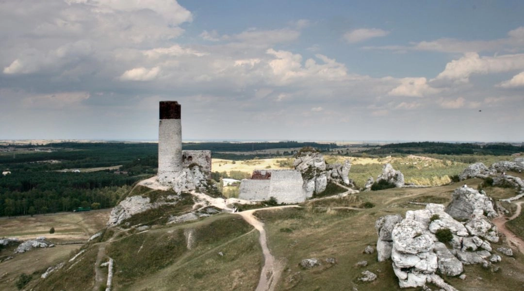 Panorama ruin zamku w Olsztynie i wapiennych ostańców na Jurze Krakowsko-Częstochowskiej.
