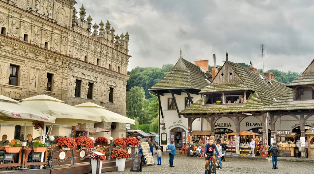 Rynek w Kazimierzu Dolnym z zabytkowymi kamienicami i restauracjami.
