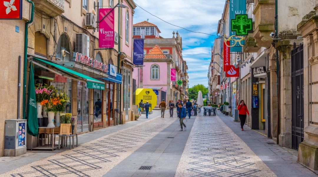 Centrum miasta Viseu w Portugalii, spokojna ulica i codzienne życie poza sezonem