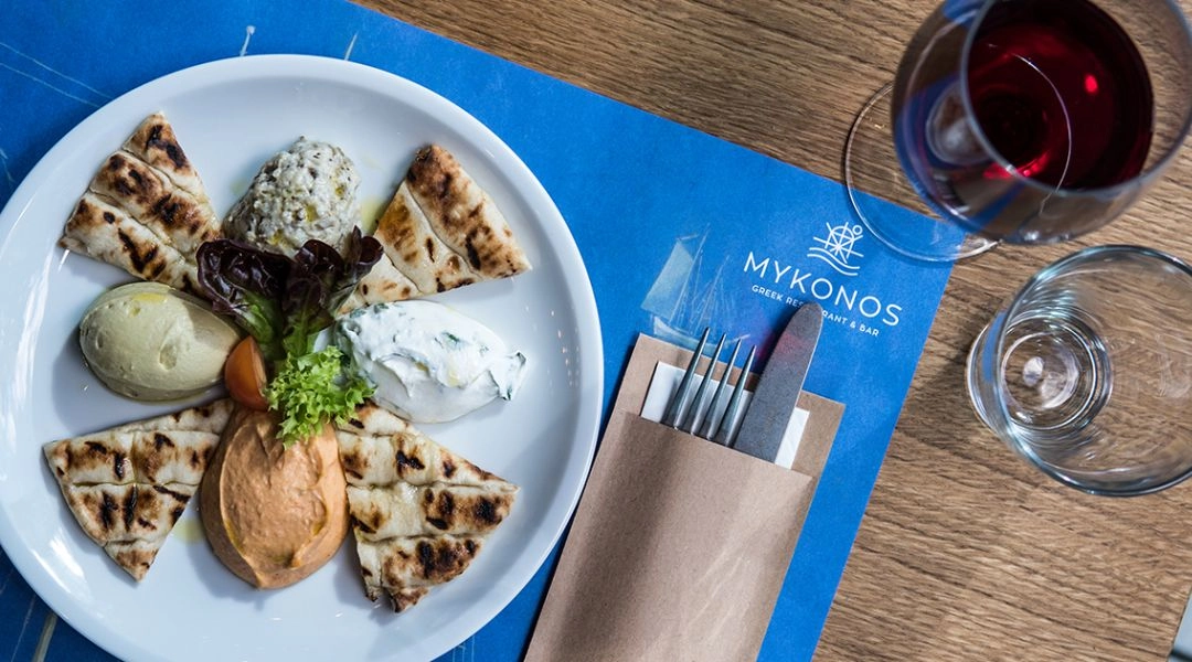 Talerz greckich past z pitą w restauracji Mykonos