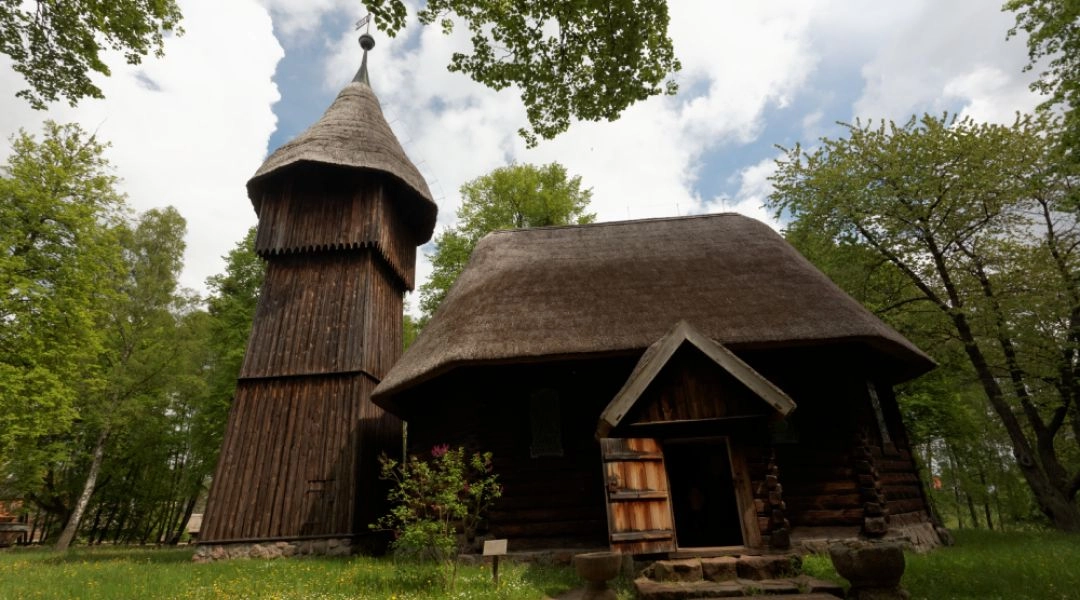 Drewniany kościół z dzwonnicą w Muzeum Budownictwa Ludowego w Olsztynku