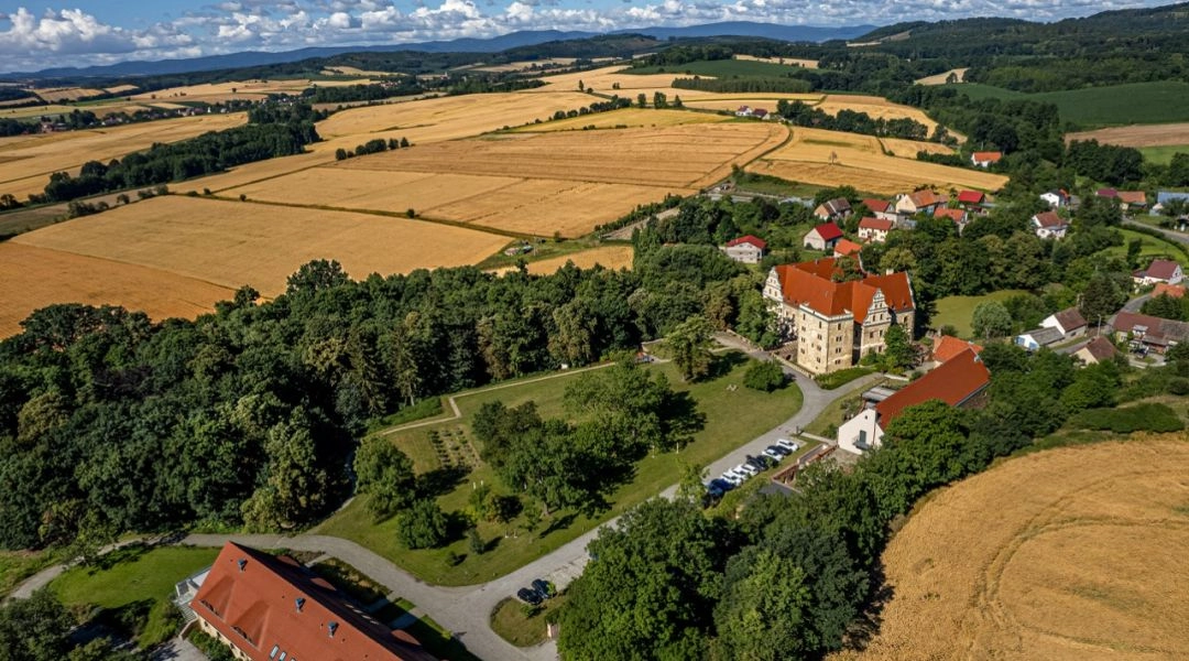 Uroczysko Siedmiu Stawów na Dolnym Śląsku, renesansowy zamek otoczony parkiem i polami