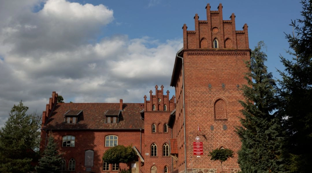 Ceglany budynek dawnego zamku krzyżackiego w Olsztynku