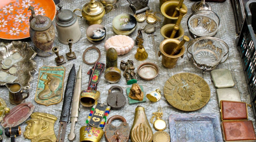 Targ staroci w Warszawie z antykami i kolekcjonerskimi przedmiotami na stoiskach
