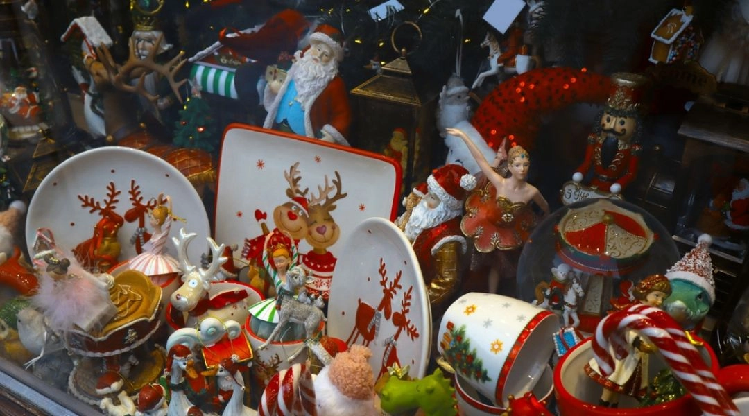 Rękodzieło i dekoracje świąteczne na jarmarku bożonarodzeniowym w Warszawie.