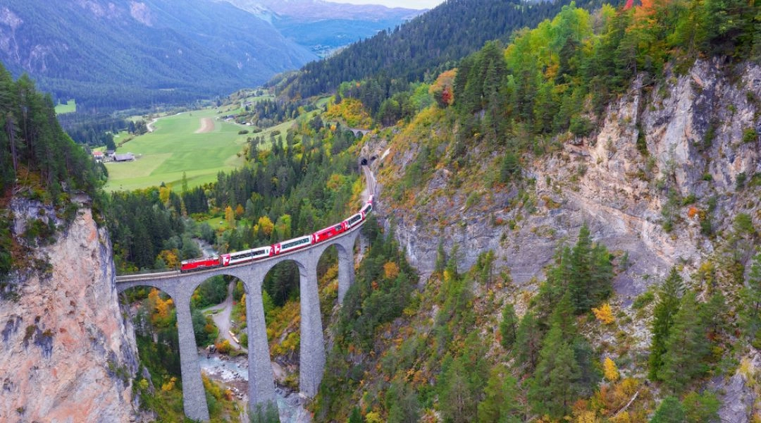 Pociąg kolei retyckiej na wiadukcie Landwasser w kantonie Graubünden w Szwajcarii