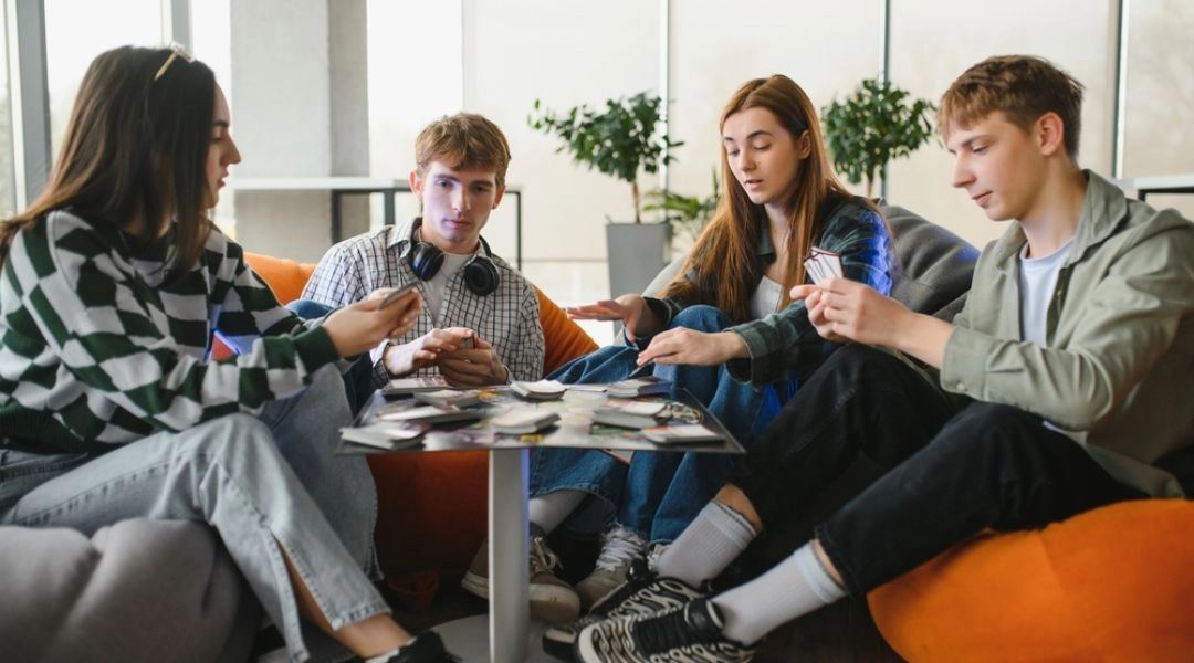 Spotkanie przyjaciół przy grach planszowych w Warszawie w domu kultury