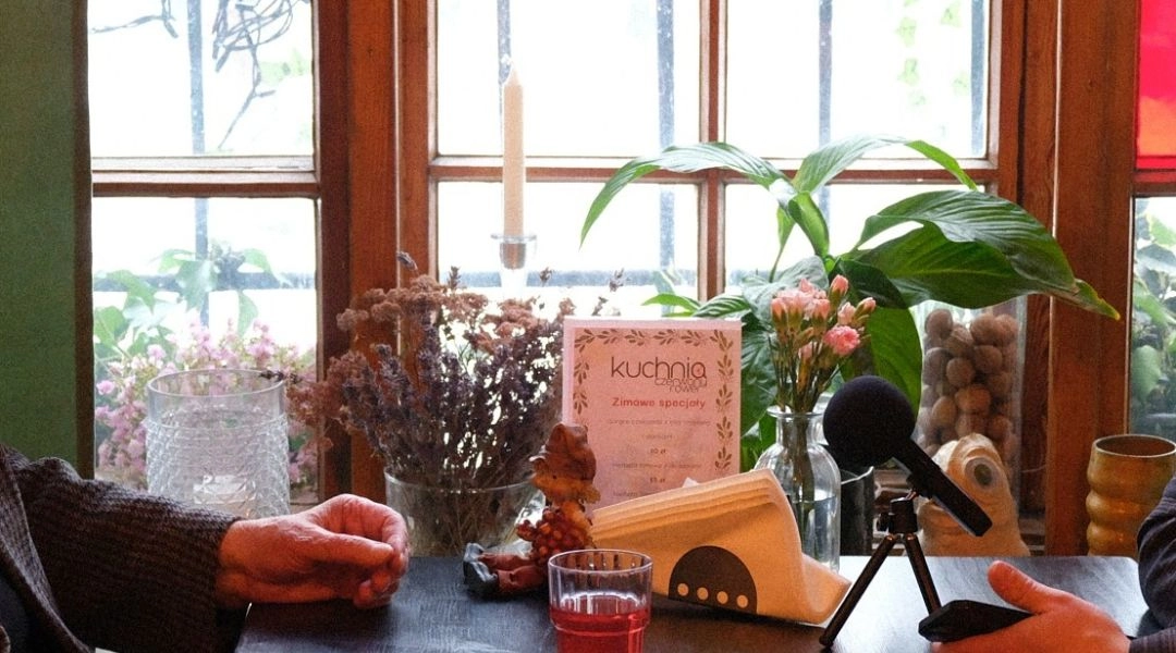 Talerz z naleśnikami, surówką i buraczkami w restauracji Kuchnia Czerwony Rower w Warszawie.