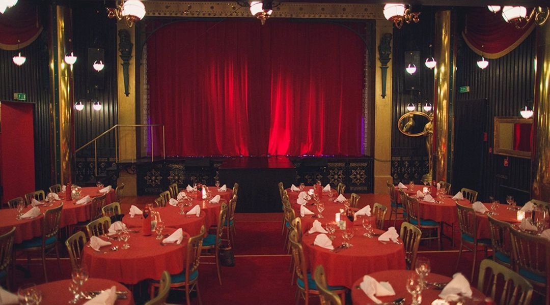 Sala Teatru Sabat w Warszawie przygotowana na spektakl rewiowy z kolacją.