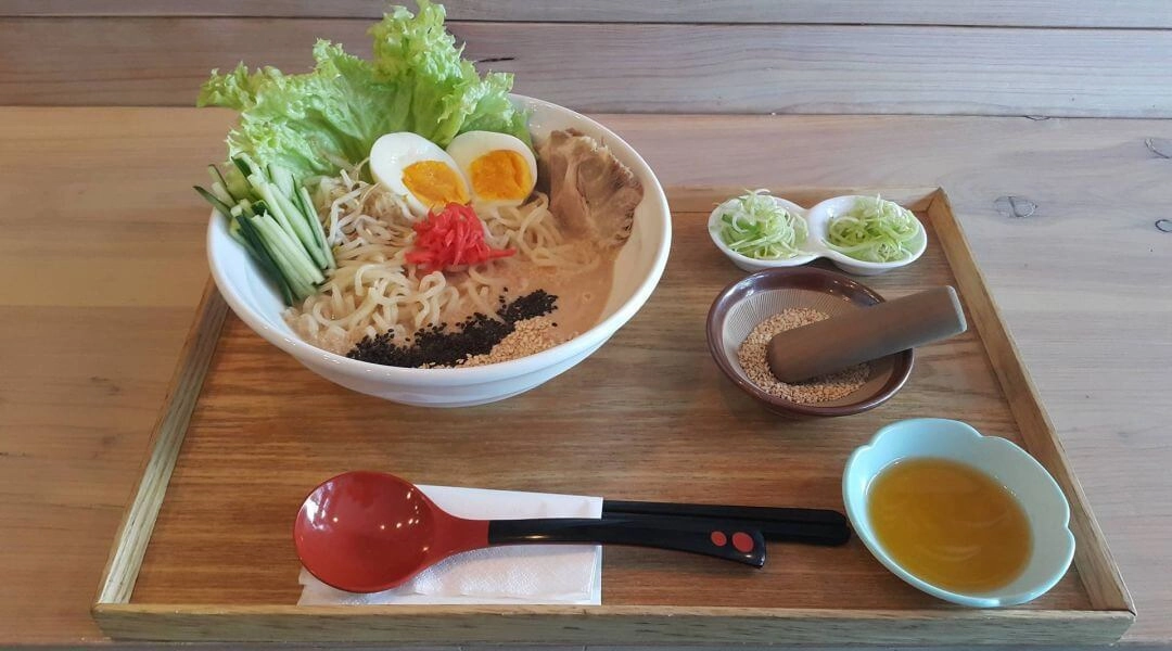 Uki Uki Warszawa udon w bulionie z jajkiem i warzywami