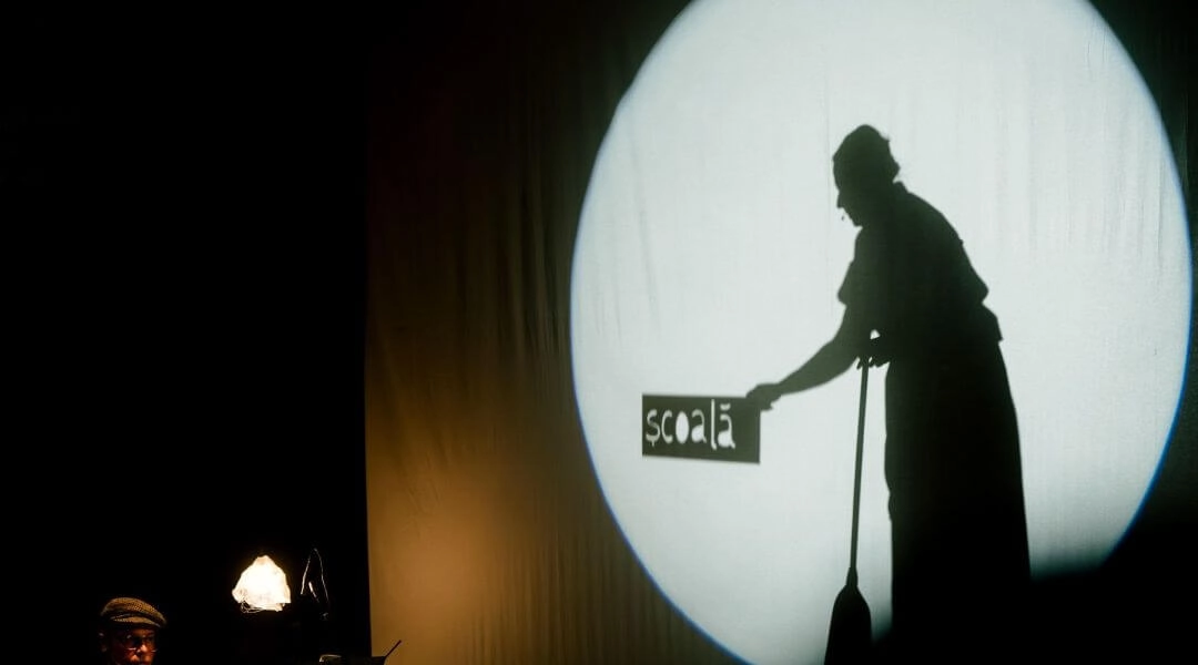 Cień aktora podczas spektaklu w Galerii-Pracowni Tadeusza Kantora w Krakowie.