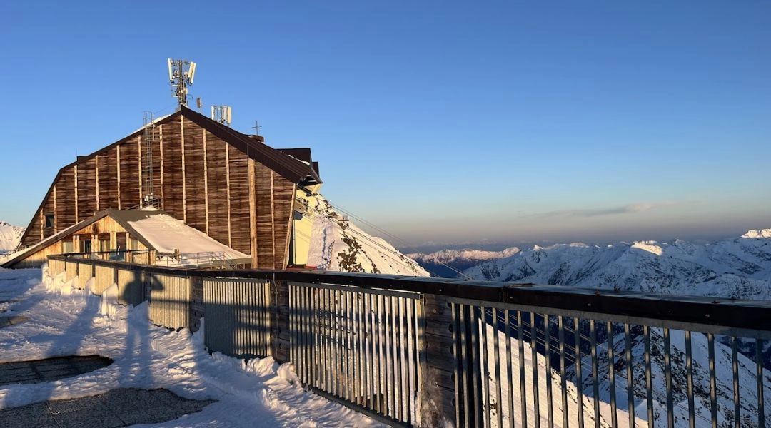 Taras przy Glacier Hotel Grawand z widokiem na śnieg i panoramę Alp