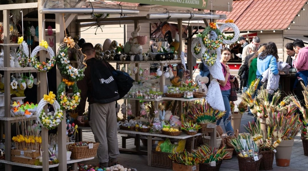 Jarmark wielkanocny Kraków stoisko z pisankami palmami i dekoracjami rękodzieło