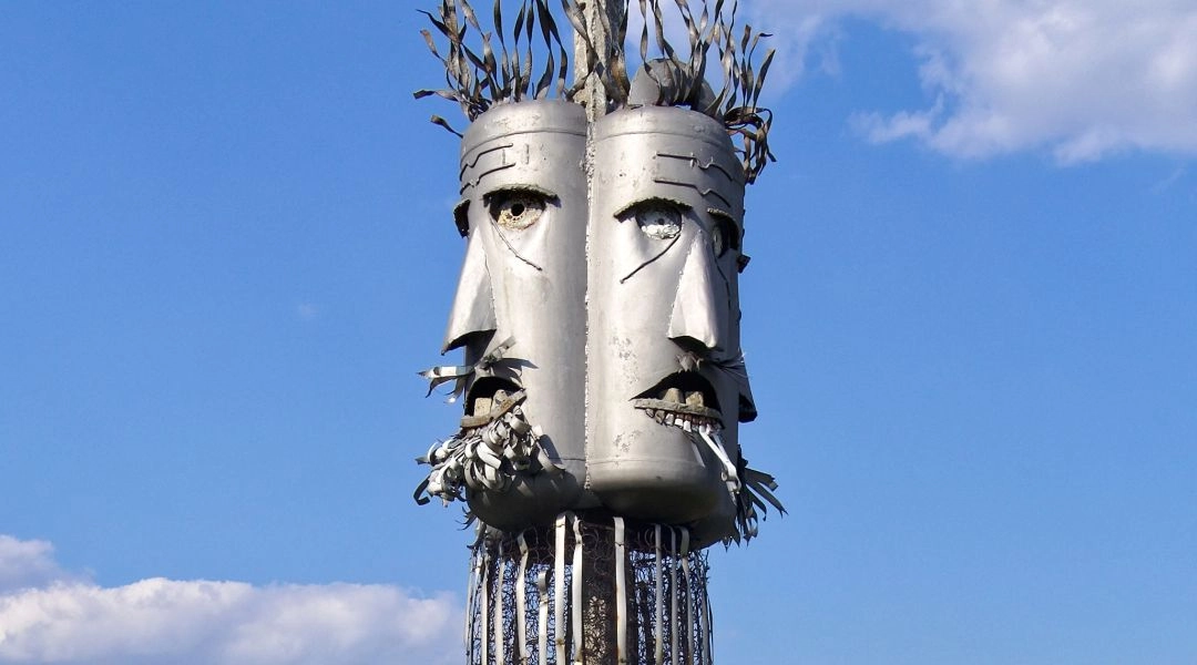 Metalowa rzeźba Świętowita w Borii z czterema twarzami wykonanymi ze starych bojlerów i włosami z metalowych elementów.