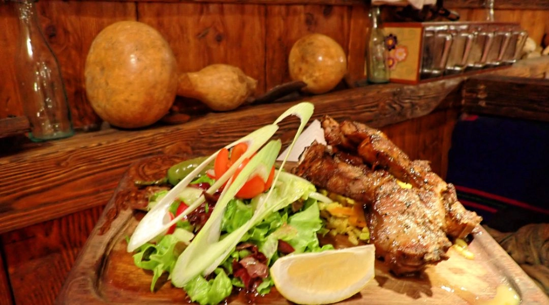 Alt: Jagnięcina po bułgarsku podawana w tradycyjnej restauracji w Sofii