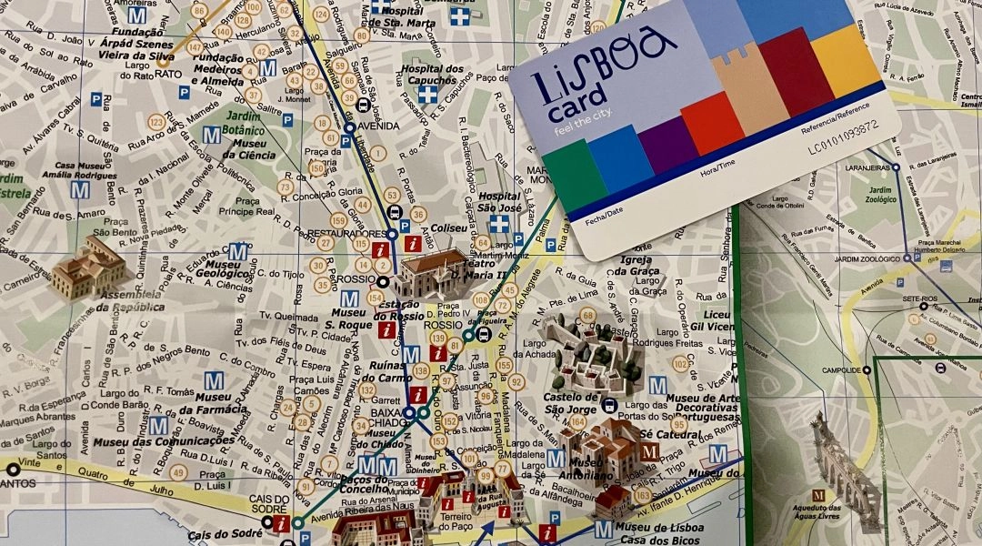 Mapa centrum Lizbony z położoną na niej kartą Lisboa Card, ułatwiającą zwiedzanie miasta i korzystanie z komunikacji publicznej.