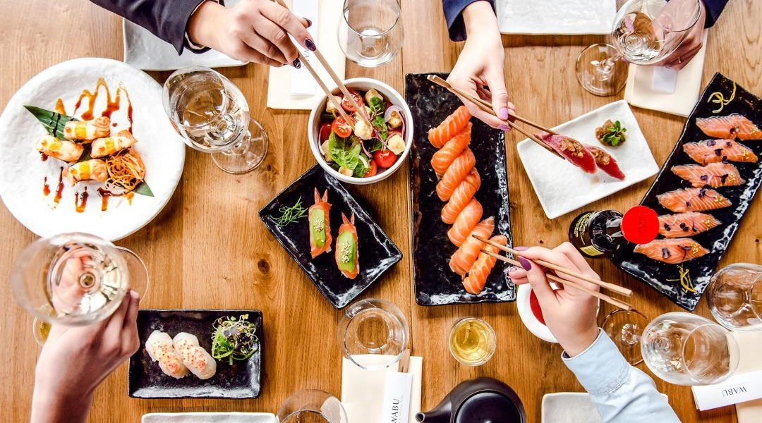 Wabu Sushi Warszawa sushi i japońskie tapas na stole