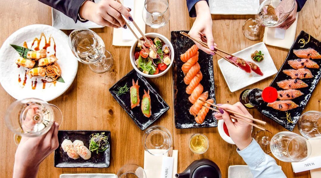 Wabu Sushi Warszawa sushi i japońskie tapas na stole