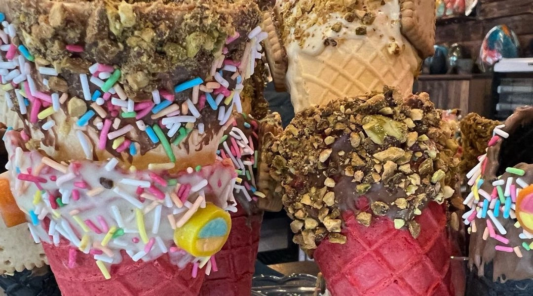 Bogato dekorowane lody w waflach z dodatkami w lodziarni Roszki