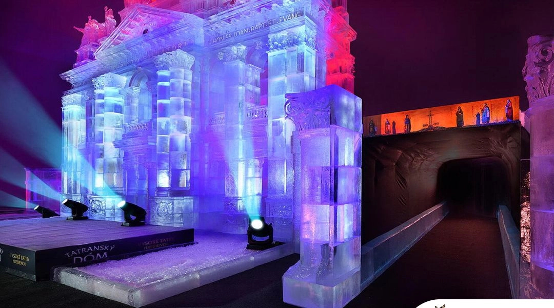 Tatrzańska Świątynia Lodowa na Hrebienku nocą, lodowa architektura i iluminacja zimą.