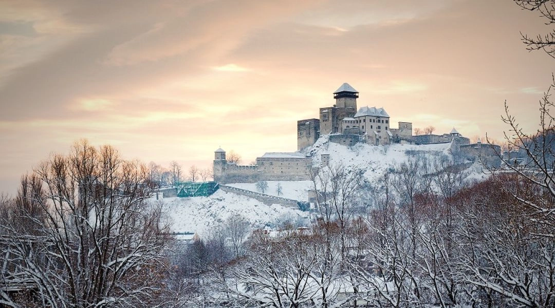 Zamek Trenczyński w zimowej scenerii, widok z parku nad Wagiem.