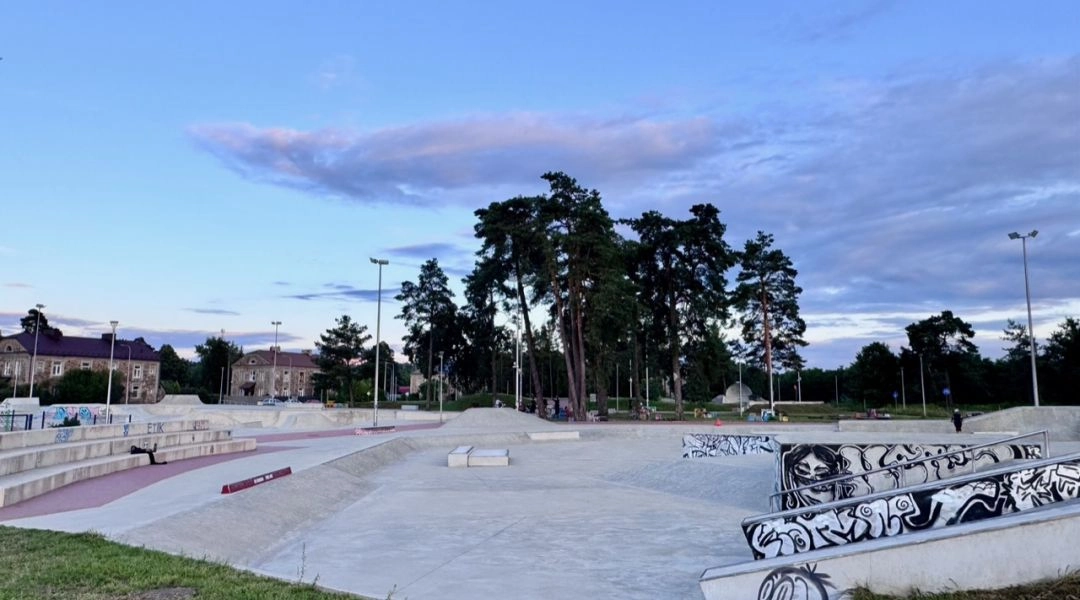 Betonowy skatepark z rampami i przeszkodami w dzielnicy Zachodnie w Skarżysku-Kamiennej.