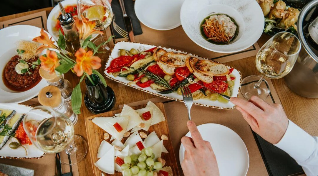 talerze z tapas, grillowanymi warzywami i serem manchego w Tres Toros Warszawa