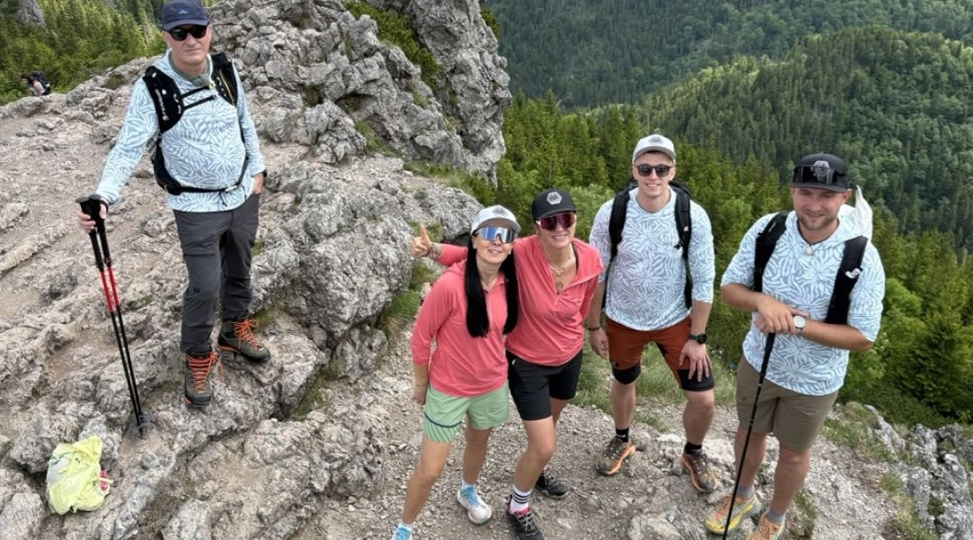 Grupa uczestników Open Mountain Month 2026 stojąca na skalistym szlaku w rejonie Sarniej Skały.
