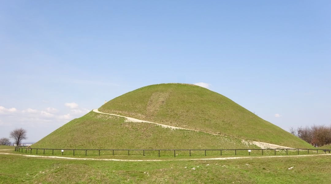 Kopiec Kraka w Krakowie, pradawny ziemny kopiec na wzgórzu Lasoty, jedna z najstarszych atrakcji miasta.