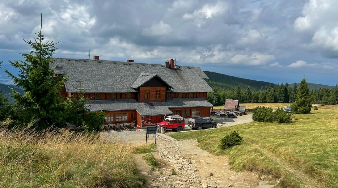 Schronisko na Śnieżniku w Sudetach na szlaku w Masywie Śnieżnika.
