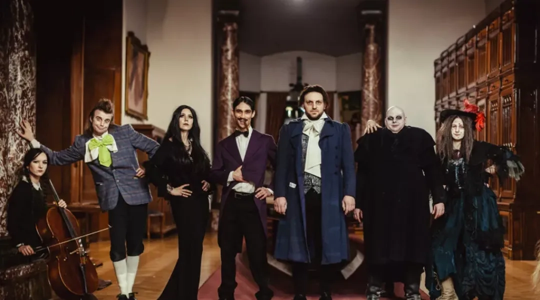 Aktorzy przebrani za rodzinę Addamsów pozują w zabytkowych wnętrzach zamku w Mosznej.