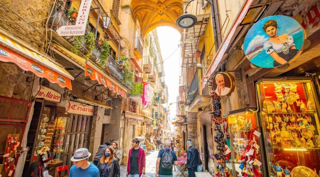 Neapol – ulica Spaccanapoli w historycznym centrum miasta