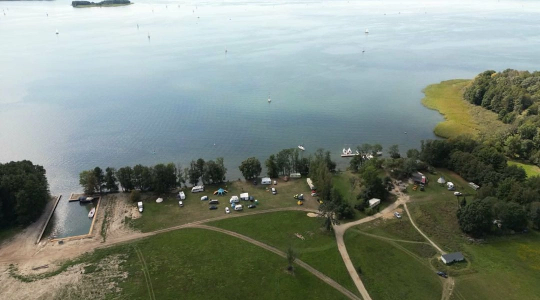Widok z drona na port, jezioro i pole campingowe w Melniku