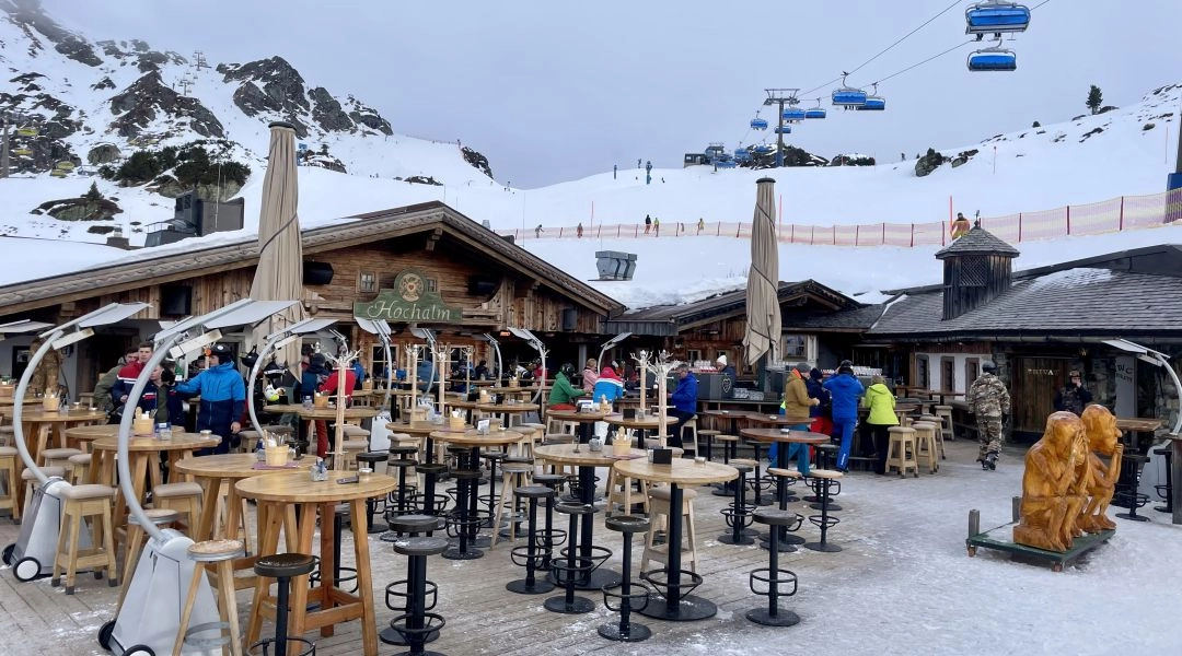 Taras restauracji narciarskiej w Obertauern z widokiem na wyciągi i ośnieżone stoki.