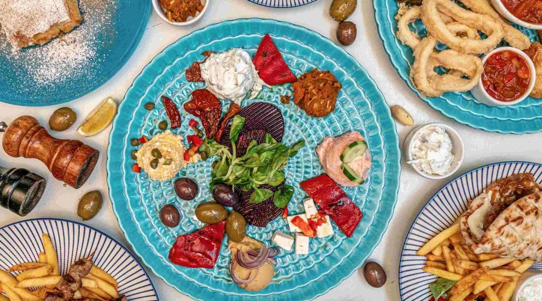 Greckie przekąski na stole w restauracji Santorini