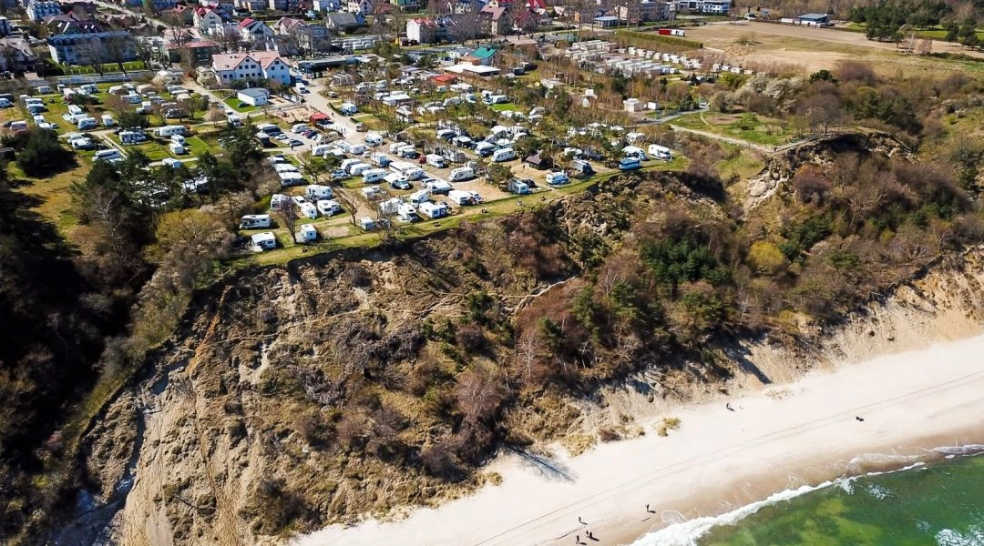 Widok z lotu ptaka na Camping Alexa położony na klifie nad plażą w Chłapowie